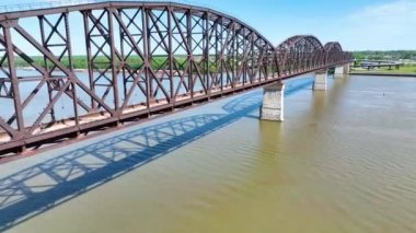 Ohio nehrinin üzerinde truss tren köprüsüne odaklı video görüntüleri.