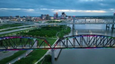 Louisville şehir ışıklarına doğru Büyük Dört Köprüsü 'ndeki Alacakaranlık gökkuşağı ışıkları videosu.