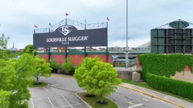 Louisville Vurucu Alanı 'nın video klibi. Şehir ve beyzbol sahasına bakmak için eğimli bir hava videosu.