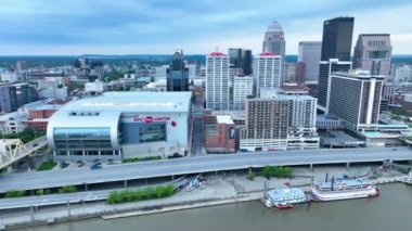 KFC Center Louisville hava klibi nehir feribotlarıyla şafak vakti