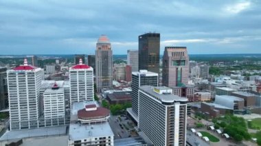 Hava görüntüsü Louisville gökdelenlerinden alacakaranlıkta kayboluyor.