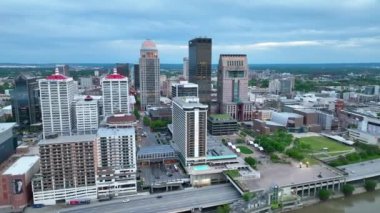 Video klibi günbatımında Louisville gökdelenlerine doğru uçuyor.