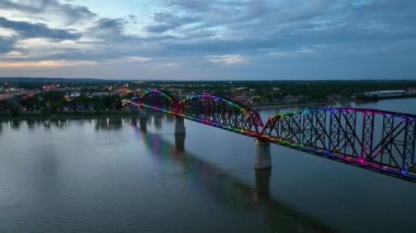 Ohio Nehri üzerinde gökkuşağı ışıklarıyla Büyük Dört Köprüsü 'nün Alacakaranlık hava görüntüsü.