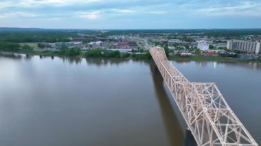 George Rogers Clark Memorial Köprüsü 'nün Clarksville Indiana' ya doğru çekilen video görüntüleri.