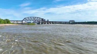 Ohio Nehri üzerindeki Ohio Ulusal Yaban Hayatı Koruma Alanı 'nın video klibi.