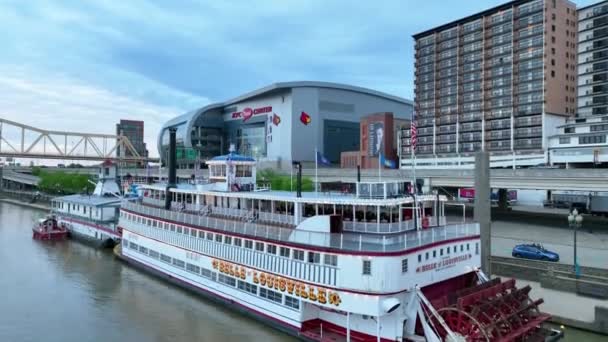 Video Belle Louisville Ferry Boat Aerial Video Dawn Downtown City — Stock Video