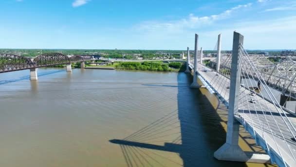 大四桥空中视频盘穿过另外两座桥到达乔治 罗杰斯 克拉克纪念桥 — 图库视频影像