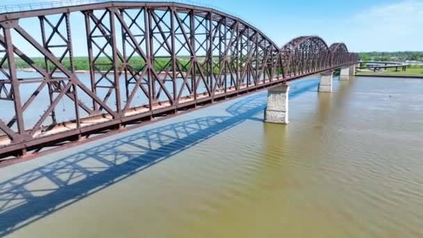 Відео Повітряного Відео Над Річкою Огайо Фокусом Залізничному Мосту — стокове відео