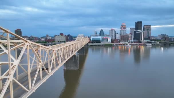 罗杰斯 克拉克纪念大桥的视频近距离航拍视频飞向路易斯维尔市中心 — 图库视频影像