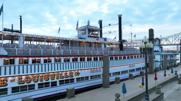 Vídeo Vídeo Aéreo Louisville Ferry Con Auge Hasta Cuatro Puentes — Vídeo de stock