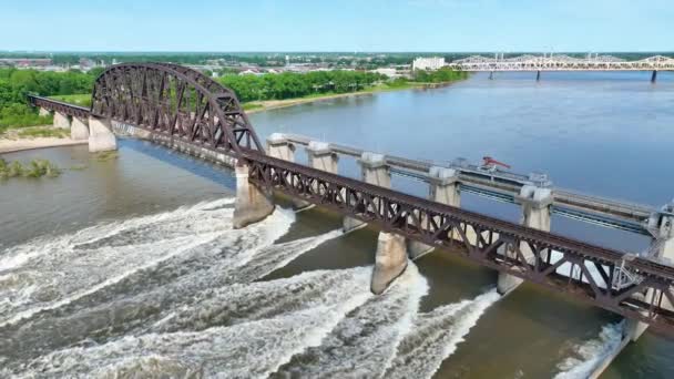 Video Des Luftvideos Ohio River Mit Brücke Über Die Wasserfälle — Stockvideo
