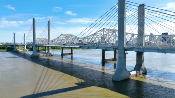 Video Lalu Lintas Video Udara Melintasi Jembatan Ganda Menuju Louisville — Stok Video