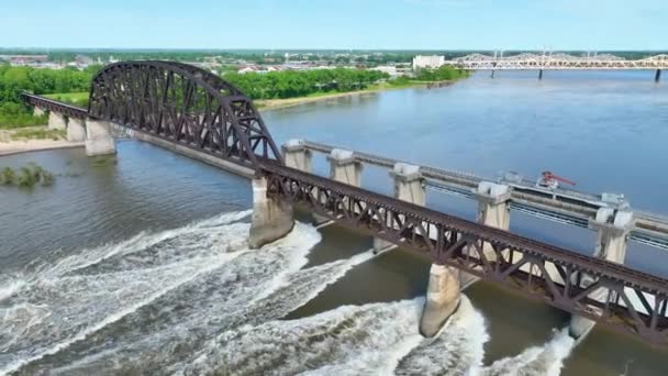 Video Van Langzame Pan Luchtfoto Van Treinbrug Ohio River — Stockvideo