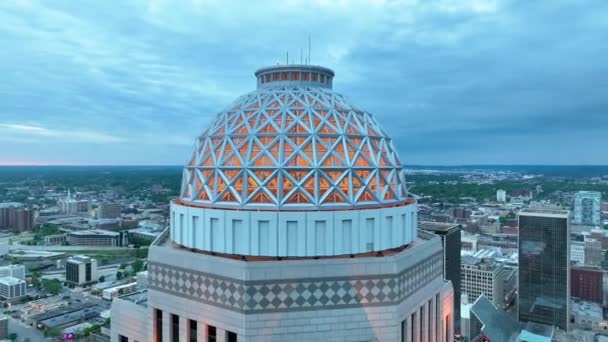 Video Leteckého Videa Oběžná Dráha Kolem Střechy Vysoké Budovy Louisville — Stock video