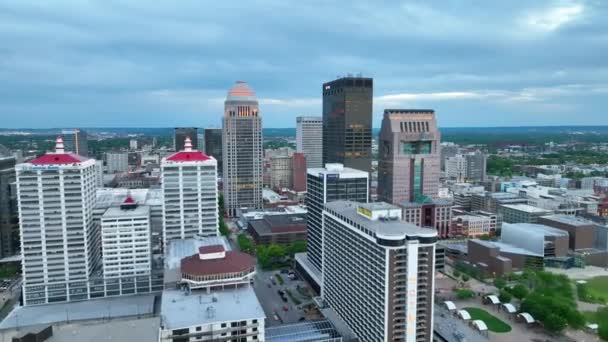 Video Aerial Video Falme Væk Fra Downtown Louisville Skyskrabere Skumringen – Stock-video