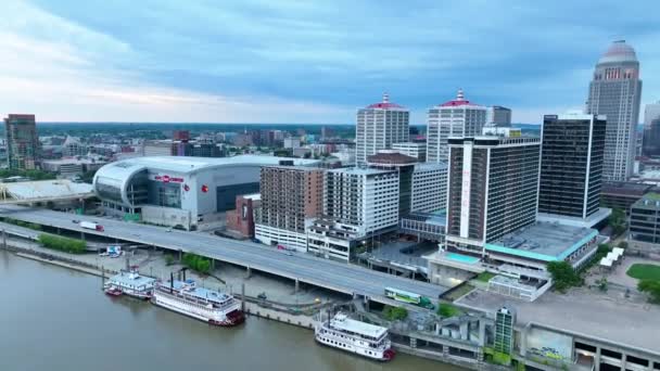 Vídeo Kfc Center Louisville Vídeo Aéreo Com Pan Para Belle — Vídeo de Stock