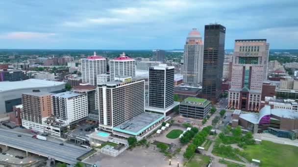 Video Van Luchtfoto Louisville Met Pan Richting George Rogers Clark — Stockvideo