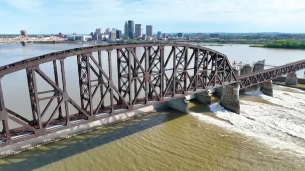 Vídeo Ohio River Vídeo Aéreo Com Ponte Sobre Quedas Área — Vídeo de Stock