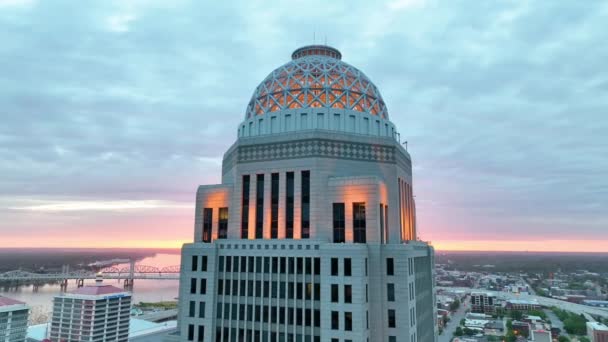 Louisville Şehir Merkezindeki Muhteşem Güneş Doğuşlu Gökyüzü Videosunun Yakın Çekimi — Stok video