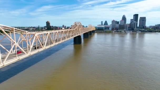 Video George Rogers Clark Memorial Bridge Aerial Video Downtown Louisville — стоковое видео