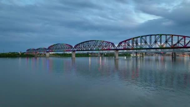 Vídeo Dolly Hacia Big Four Bridge Por Noche Con Patrón — Vídeo de stock