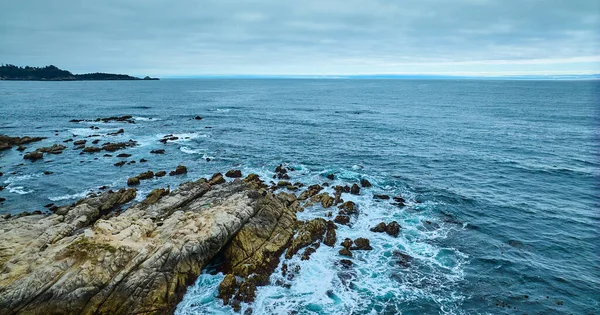 Pasifik Okyanusu Nun Kıyı Şeridi Yakınındaki Görüntüsü Kısmen Batık Kayalara — Stok fotoğraf