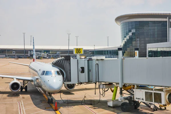 Bild Över Plan Dockade Flygplatsen Terminal Med Indianapolis Flygplats Byggnad — Stockfoto