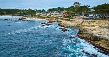 Frank Lloyd Wright 'ın uzaktan Clinton Walker Evi ile Carmel Plajı' nın geniş hava görüntüsü