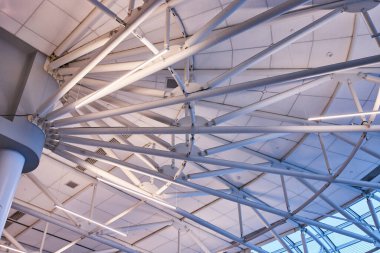 Kalın beyaz kirişler ve havalandırma delikleriyle temiz beyaz tavanı kapatma görüntüsü