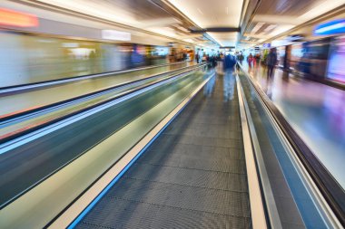 Bulanık hız artışının odak noktasından görüntüsü insanların yakınlaşarak geçtiği yürüyüş yolu