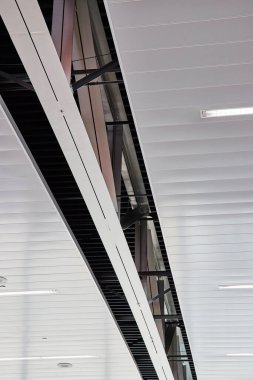 Metal levhalı ve tek bir çift katlı metal kirişli tavanın soyut görüntüsü