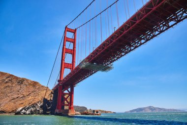 Dengesiz San Francisco Körfezi sularından Golden Gate Köprüsü görüntüsü