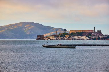 Güneş batımına yakın Alcatraz Adası 'nın arkasındaki Su Koyu' nun görüntüsü