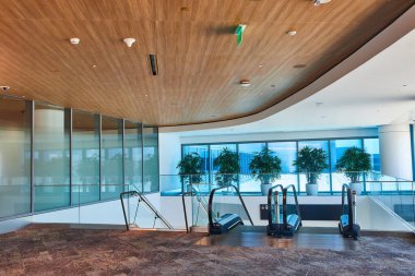 Merdivenlerle yürüyen merdivenler arasındaki genel havaalanı görüntüsü