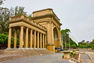 Beyaz bayrak sallanan yaz meltemiyle Müzik Salonu 'nun görüntüsü