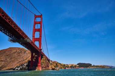 Golden Gate Köprüsü 'nün açık mavi gökyüzü ile aydınlık yaz günündeki görüntüsü