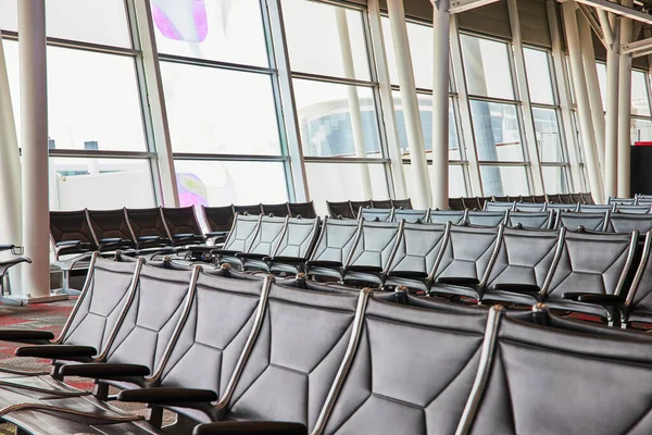Bild Generisk Bild Tomma Flygplatsplatser Vid Terminal Med Utblåsta Fönster — Stockfoto