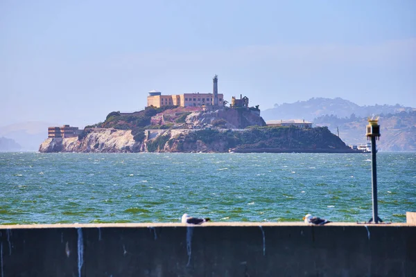 Image Pleine Vue Île Alcatraz Avec Eaux Agitées Baie Mur — Photo