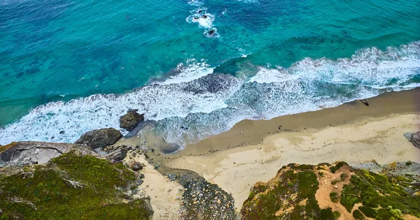 海に通じる小さな流れで砂浜に侵入する波の空中下向きの景色 — ストック写真
