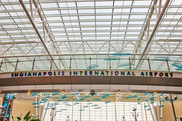 Bild Indianapolis Internationella Flygplats Bro Flerfärgade Lampor Bakom Skylt Med — Stockfoto