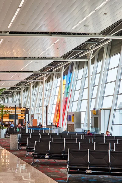 Bild Flygplats Terminal Med Mestadels Tomma Sittplatser Och Fönster Med — Stockfoto