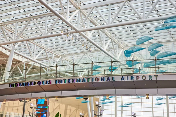 Bild Indianapolis Internationella Flygplats Bro Skylt Med Hängande Blå Konst — Stockfoto