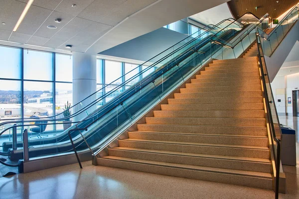Imagem Baixo Para Cima Vista Escadas Genéricas Ascendendo Com Duas — Fotografia de Stock