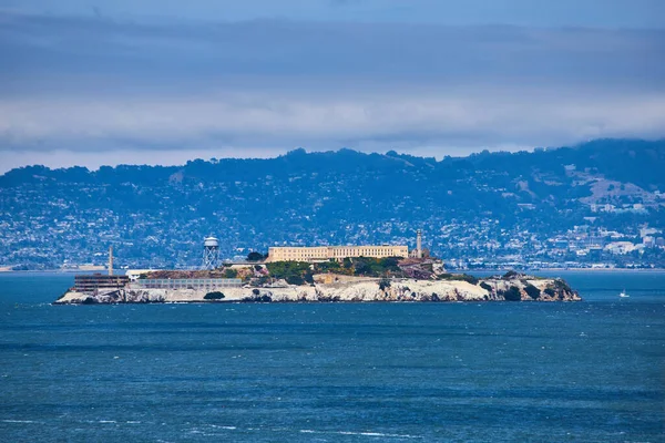 Arka Planda Tepe Üzerinde Şehir Olan Alcatraz Adası Nın Görüntüsü — Stok fotoğraf