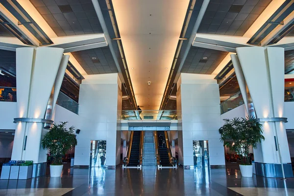 Imagem Simetria Dentro Aeroporto Genérico Com Escadas Rolantes Enquadrando Escadas — Fotografia de Stock