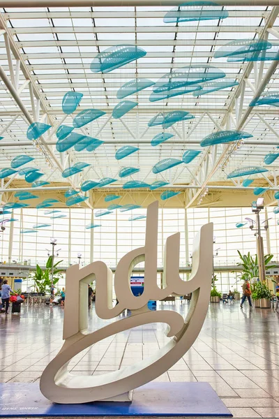Bild Indianapolis Ndy Flygplatsskylt Lobbyn Med Hängande Blå Abstrakt Konst — Stockfoto