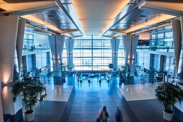 Imagem Interior Aeroporto Aberto Com Iluminação Azul Creme Luz Brilhante — Fotografia de Stock