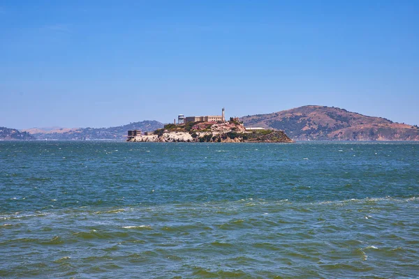 Alcatraz Adası Dağlık Tepelerin Etrafındaki Körfez Bölgesindeki Dalgalı Suların Görüntüsü — Stok fotoğraf