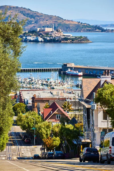 Hilly Şehrinin Sokak Görüntüsü Rıhtımlar Rıhtımlar Uzak Alcatraz Adaları Aydınlık — Stok fotoğraf