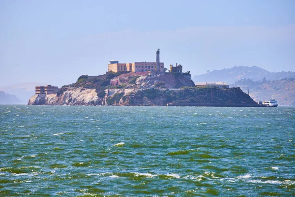 Obraz Choppy San Francisco Bay Wody Pełnym Widokiem Wyspę Alcatraz — Zdjęcie stockowe